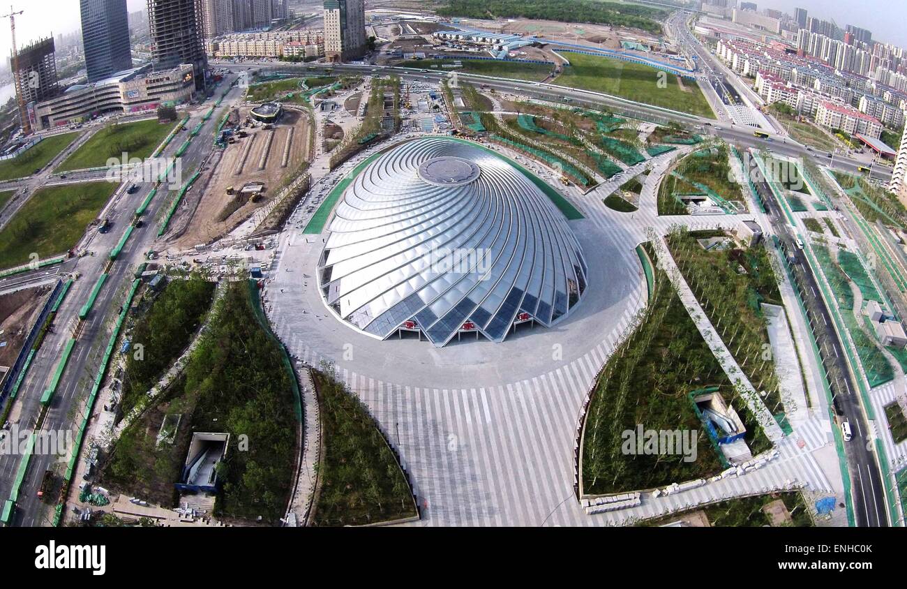 Tianjin. Il 5 maggio, 2015. Foto scattata il 5 Maggio 2015 mostra il terminale Yujiapu Station sulla linea di estensione della Beijing-Tianjin ad alta velocità ferroviaria intercity, nel comune di Tianjin, Cina del nord. La 45.1-chilometro di estensione della rete ferroviaria ad alta velocità che collega Pechino, capitale della Cina, e Tianjin, dalla Stazione Ferroviaria di Tianjin alla stazione Yujiapu del pilota di Tianjin Zona di libero scambio dovrebbe essere messo in uso in agosto. © Yue Yuewei/Xinhua/Alamy Live News Foto Stock