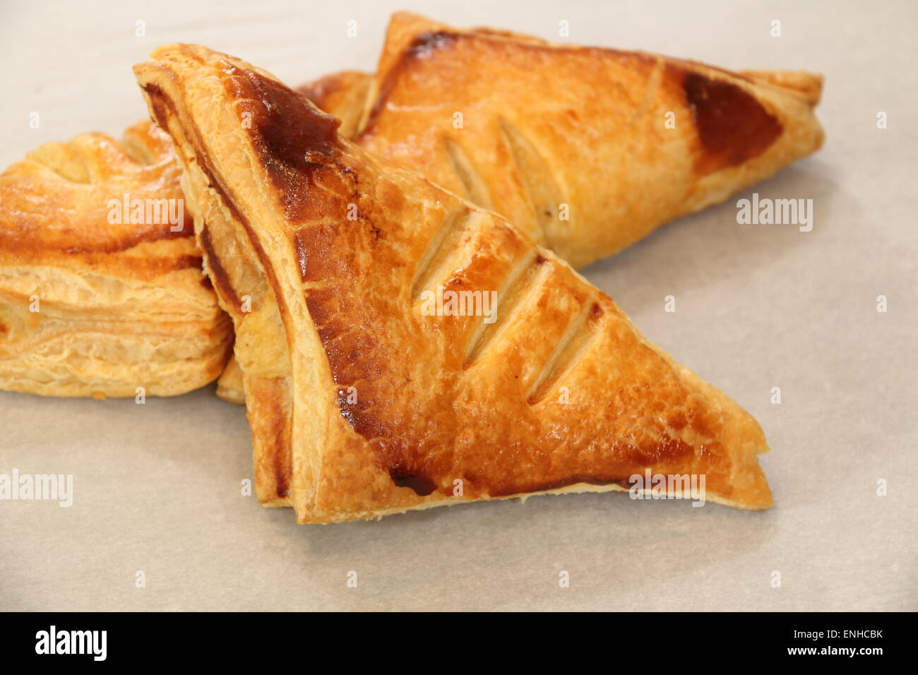 Un cotto pollo al curry puff sul bianco. Foto Stock