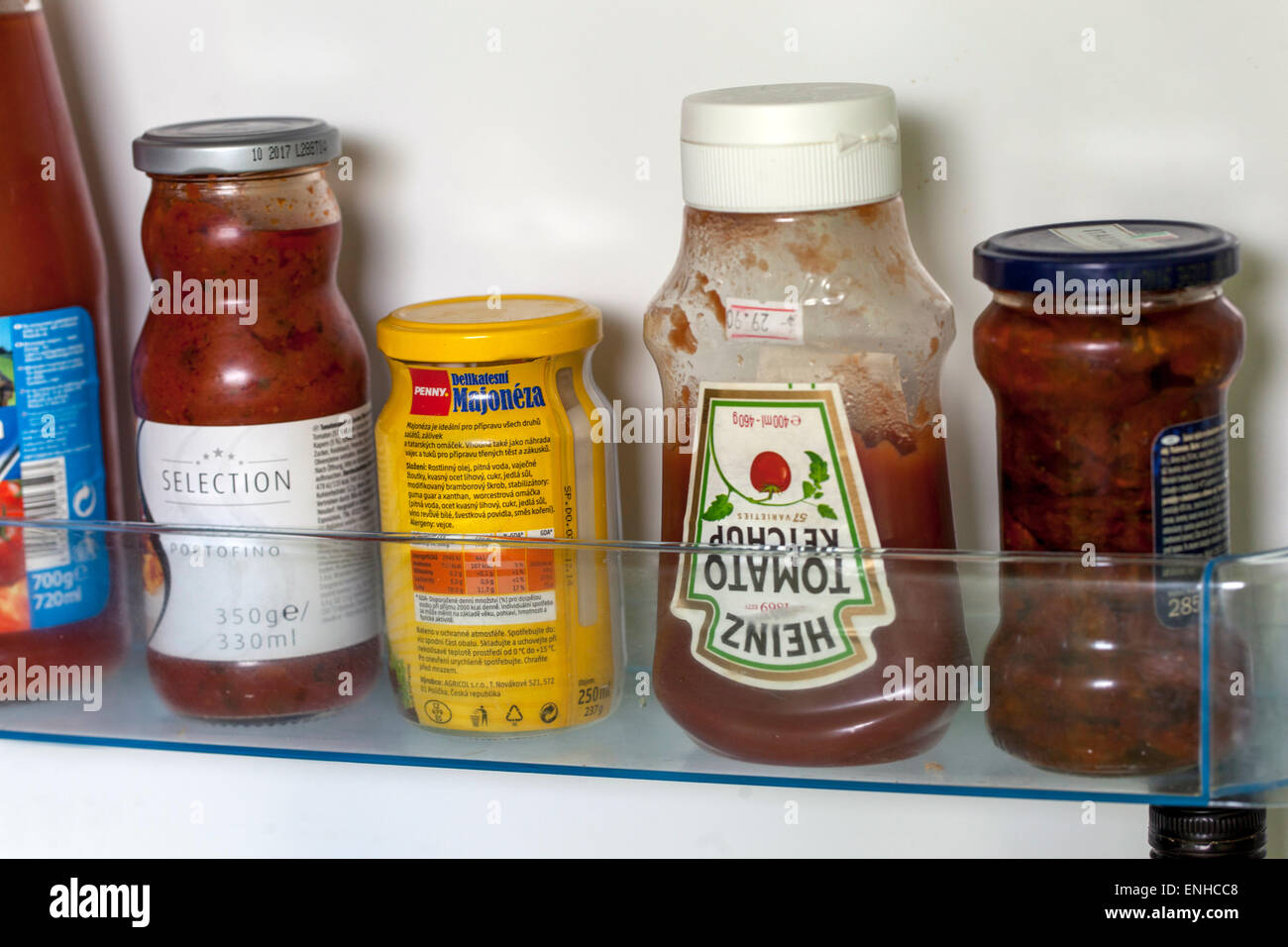 Bottiglia di ketchup Heinz in frigo ketchup Heinz Foto Stock