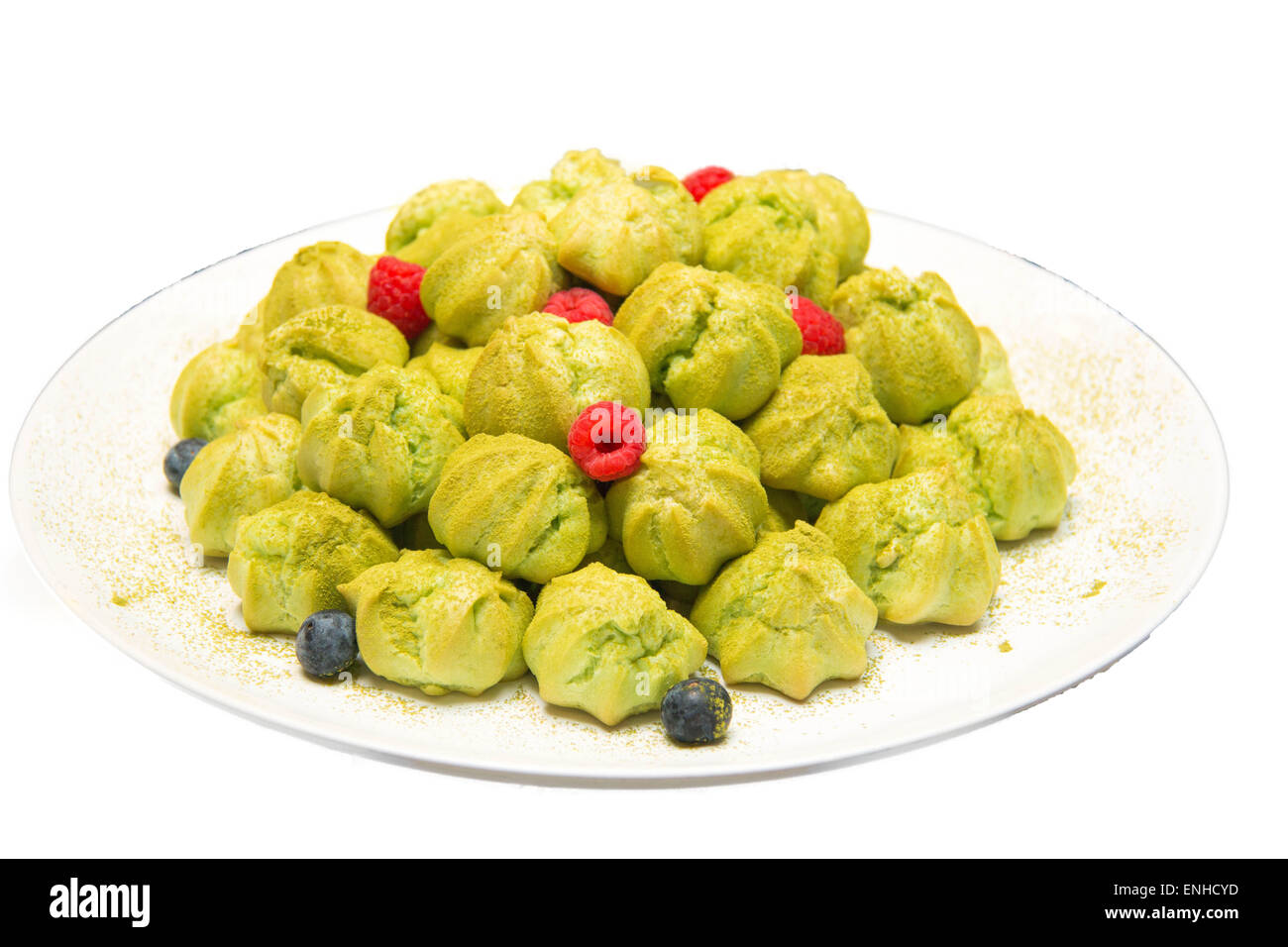 Un fresco tè verde eclairs su bianco. Foto Stock