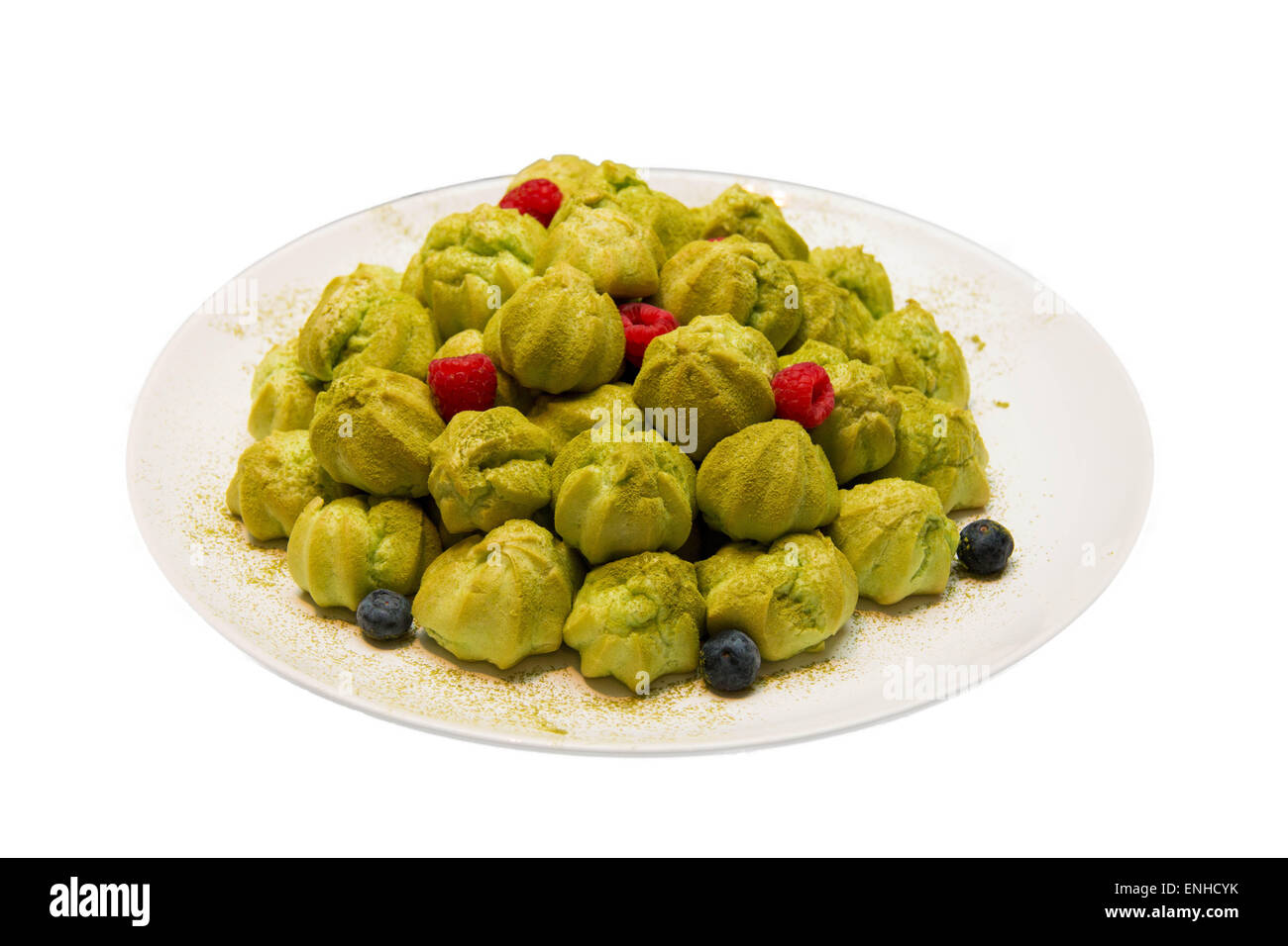 Un fresco tè verde eclairs su bianco. Foto Stock