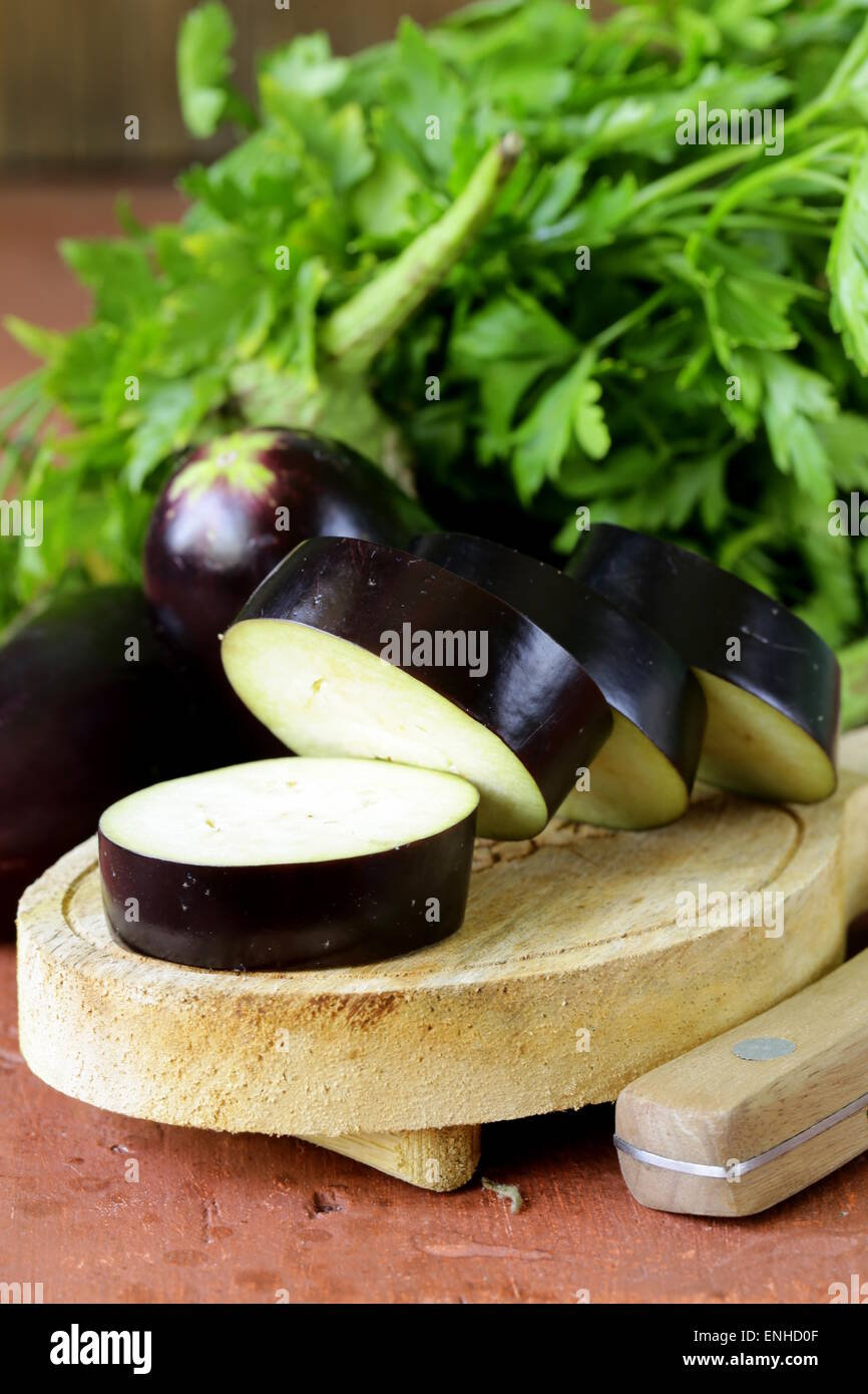 Fresche verdure mature viola melanzane su una tavola di legno Foto Stock