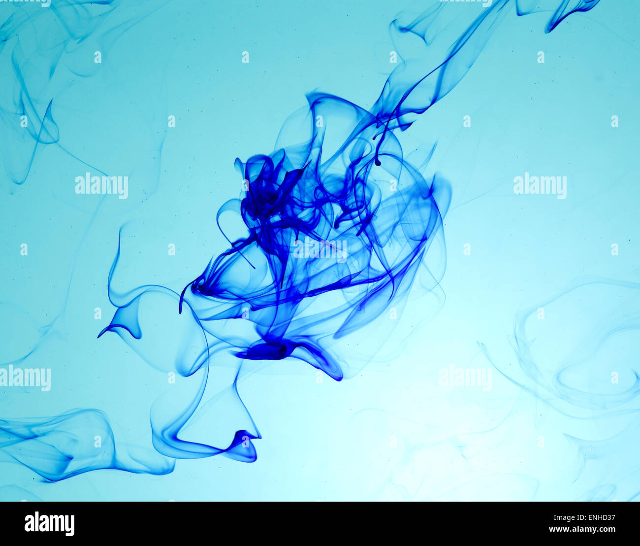 Inchiostro blu in acqua Foto Stock