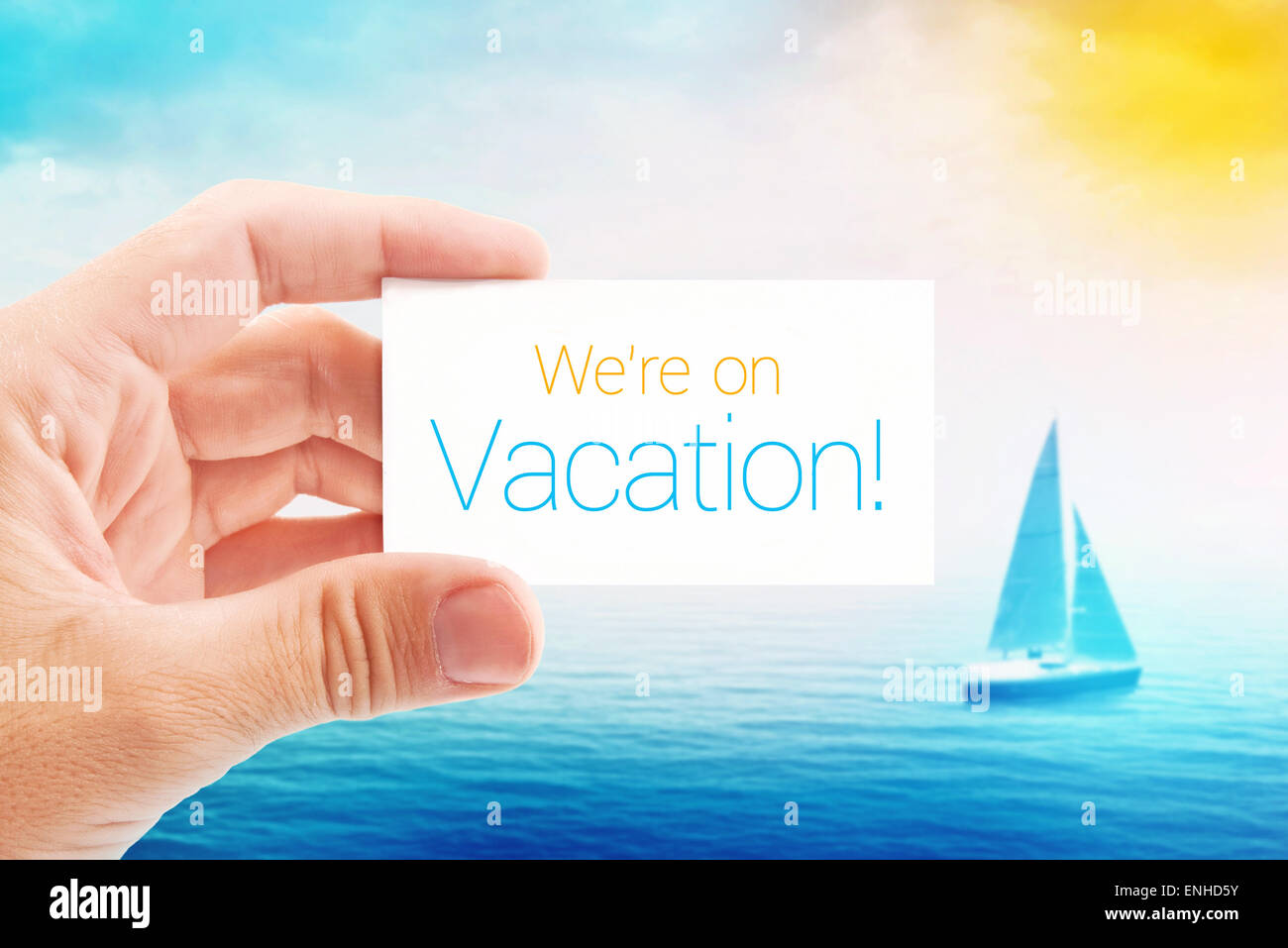 Siamo in vacanza messaggio sul biglietto da visita per Vacanze Estate Stagione, barca a vela in mare in background. Foto Stock