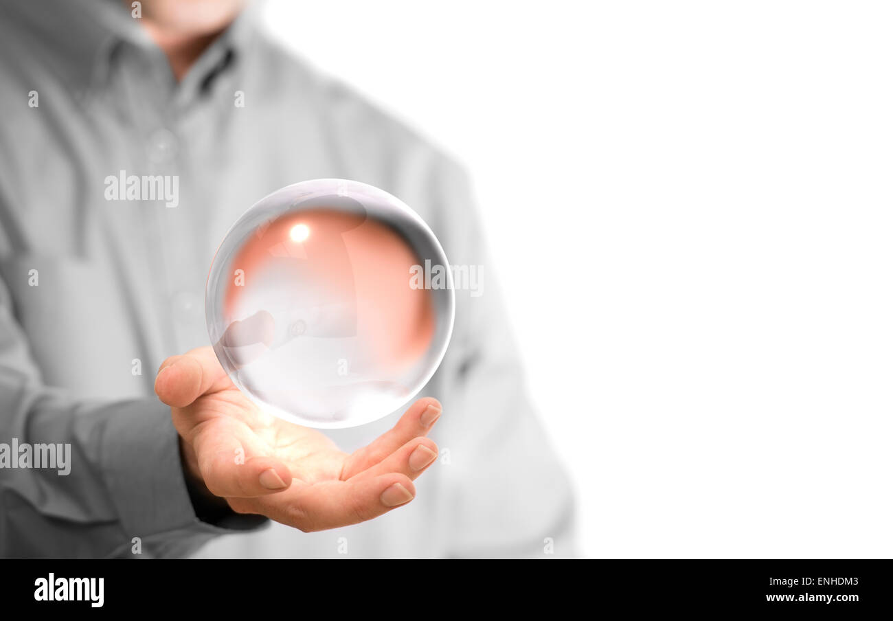 Uomo caucasico tenendo un vetro o sfera di cristallo, copia dello spazio sul lato sinistro dell'immagine. mago o sfondo fortuneteller co Foto Stock