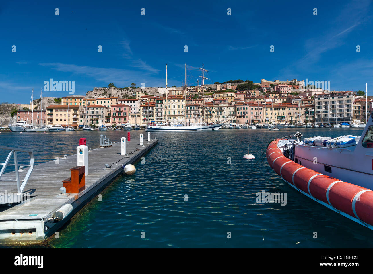 Panorama di Porto Azzurro sull isola d'Elba, Italia Foto Stock