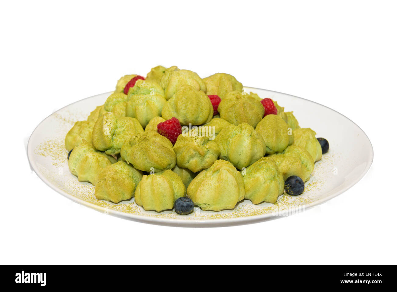 Un fresco tè verde eclairs su bianco. Foto Stock