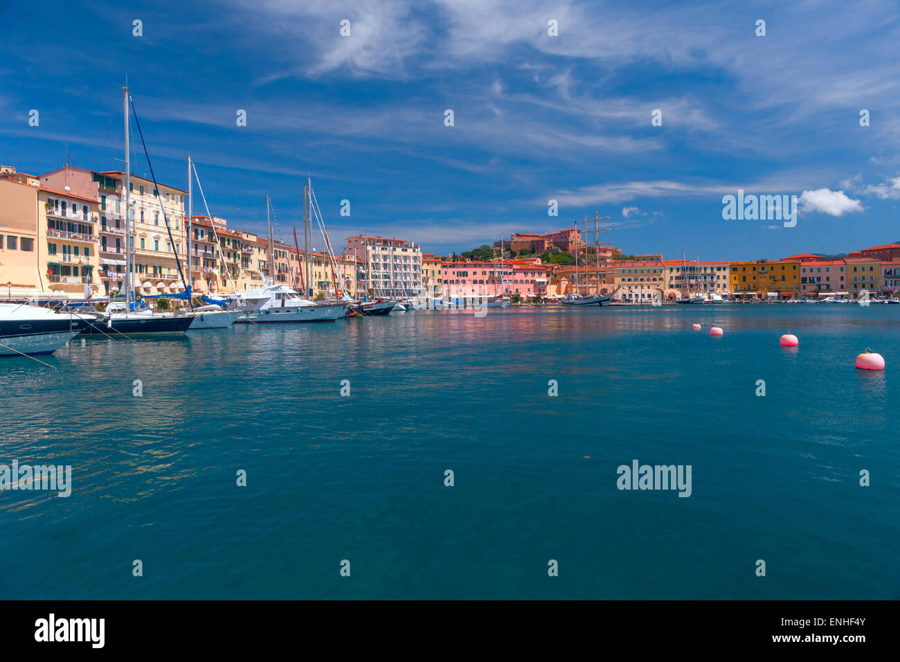 Panorama di Porto Azzurro sull isola d'Elba, Italia Foto Stock
