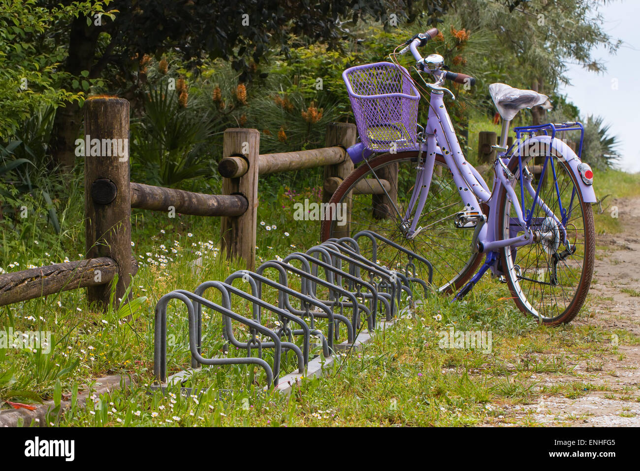 Wooden bicycle stand immagini e fotografie stock ad alta risoluzione - Alamy