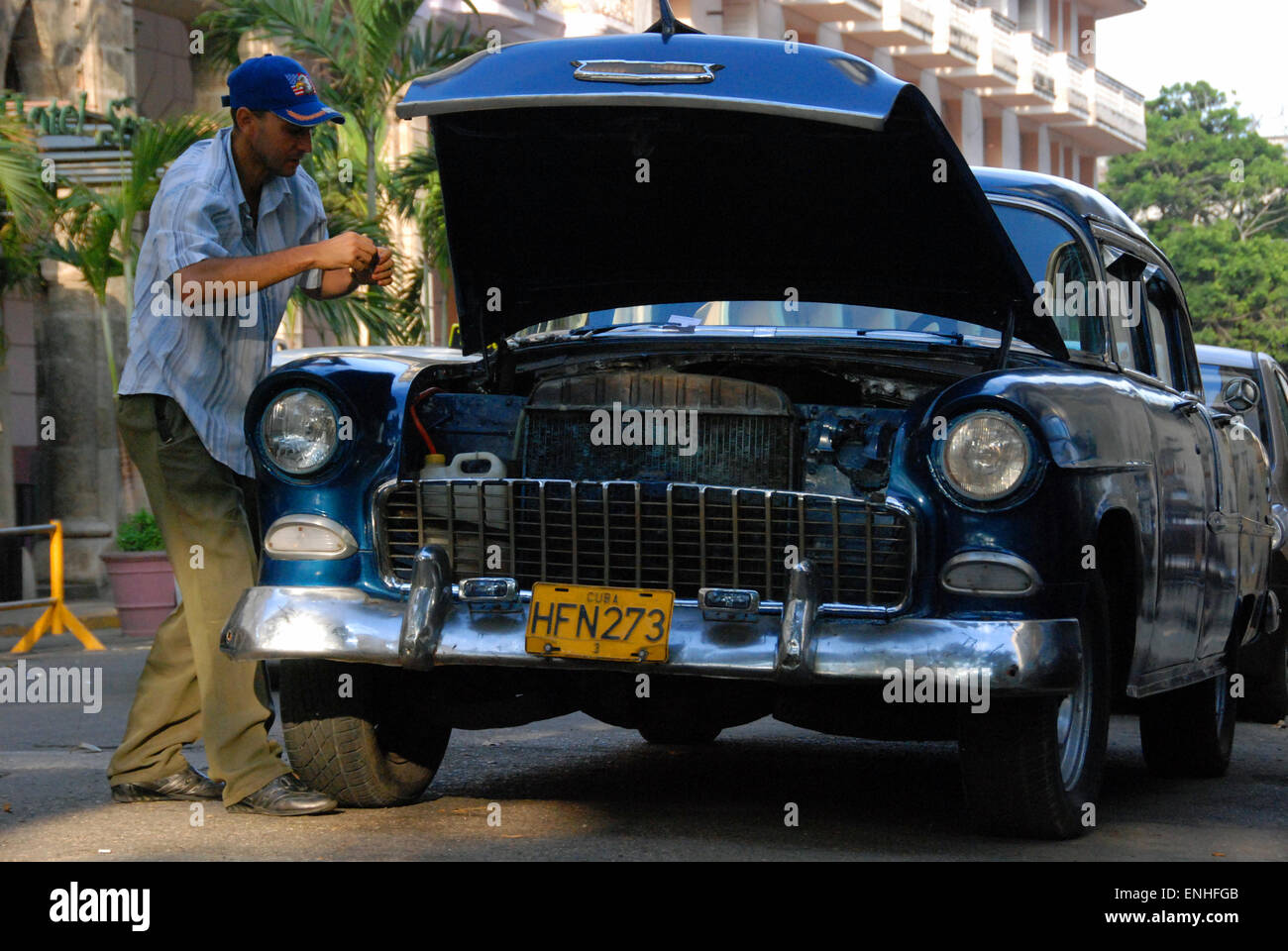 Vecchio vintage americano auto a l'Avana, Cuba di essere riparato. Foto Stock