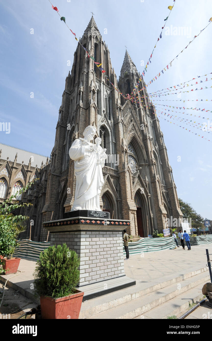 Mysore, India - 23 Gennaio 2015: persone in posa per una fotografia di fronte a santa Filomena Cattedrale alle Mysore in India Foto Stock