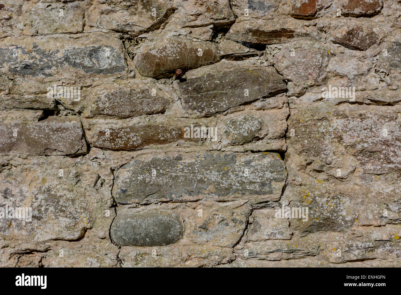 Vecchio muro di pietra che mostra l'aspetto di crepe. Metafora infrastruttura sbriciolante, caduta a pezzi, muro cracked. Foto Stock