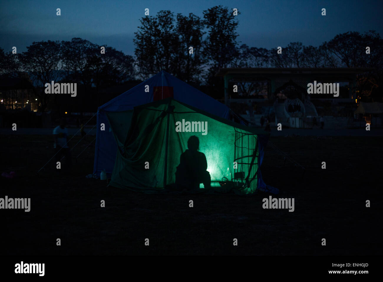 Tundikhel, Kathmandu, Nepal. Il 4 maggio, 2015. Una donna da dhading village la cottura di cibo per la sua famiglia in un accampamento di Tundikhel, kathamandu, Nepal lunedì 4 maggio 2015 Credit: abhishek bali/Alamy Live News Foto Stock