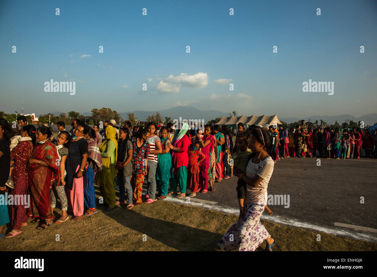 Tundikhel, Kathmandu, Nepal. Il 4 maggio, 2015. Le vittime del terremoto in una coda di alimentare in corrispondenza di un rilievo camp in Tundikhel, Kathmandu, Nepal lunedì 4 maggio 2015 Credit: abhishek bali/Alamy Live News Foto Stock