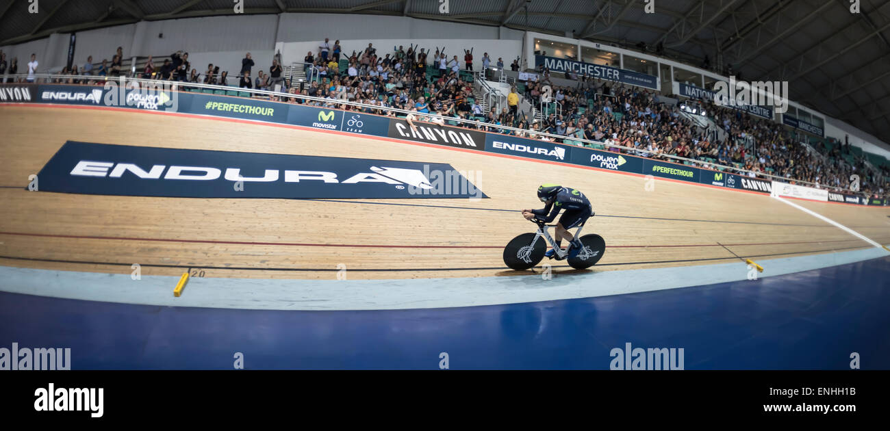 Manchester, Regno Unito. Il 2 maggio, 2015. Alex Dowsett, Movistar, ha rotto il ciclismo UCI ora record del mondo a Manchester Velodrome. Foto Stock