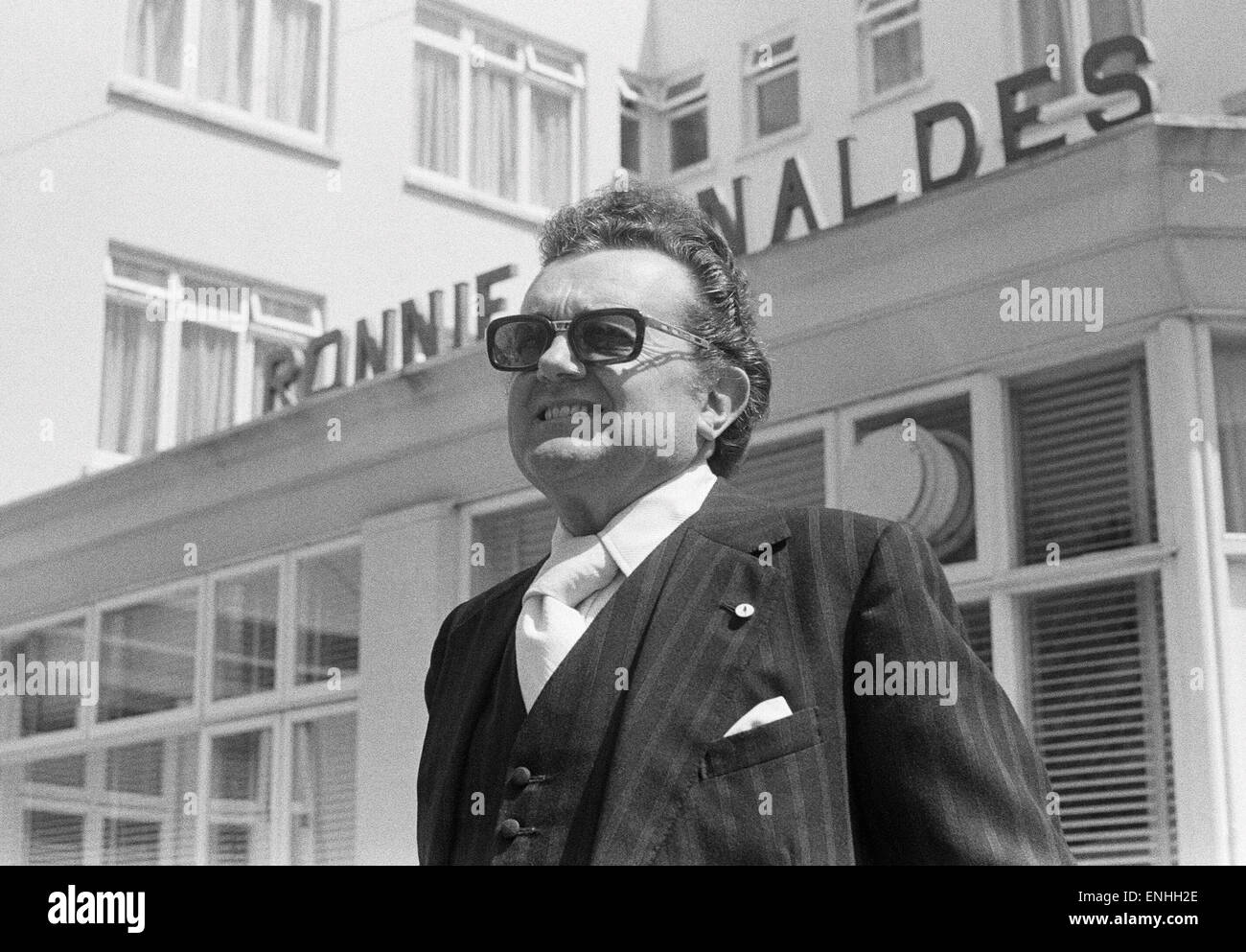 Musicista britannico Ronnie Ronalde nella foto al di fuori del suo hotel a St Martin Guernsey. 14 maggio 1978. Foto Stock