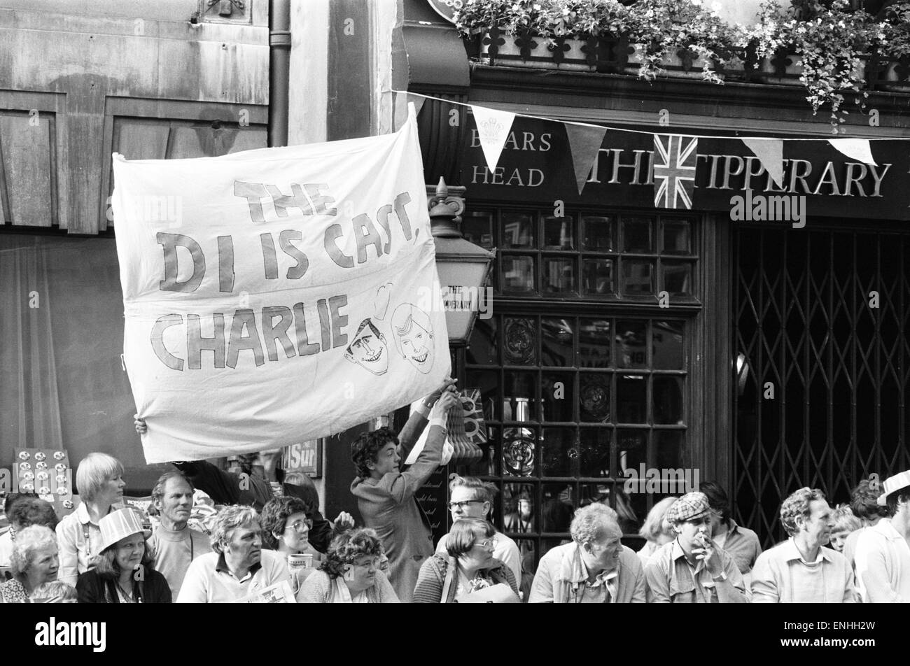 Giorno di nozze del principe Charles e Lady Diana Spencer, 29 luglio 1981. Nella foto: folla di persone benestanti, con banner 'Il di è colato Charlie', al di fuori del Tipparary pub di Londra. Foto Stock