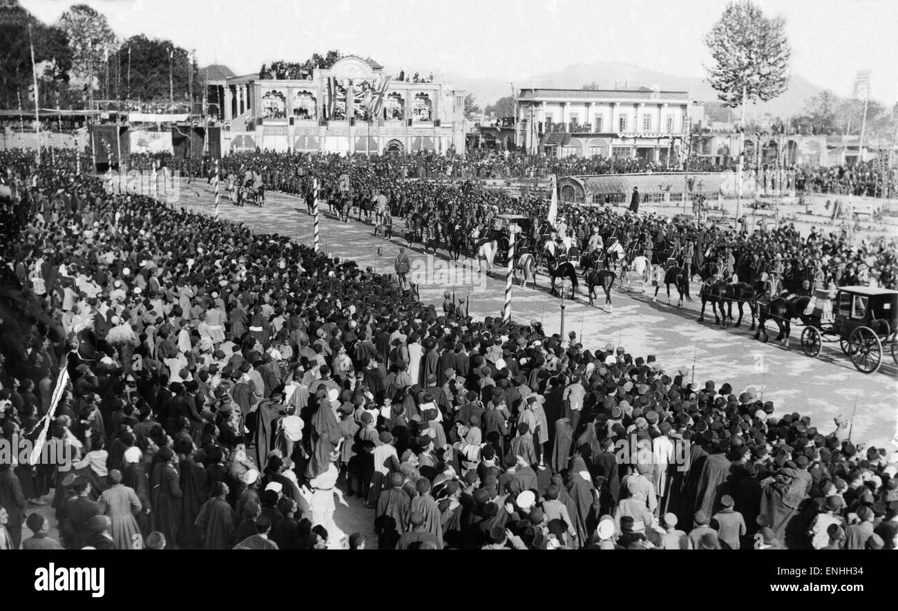 Grandi folle si riuniscono per guardare la processione regale dopo l incoronazione di Reza Shah Pahlevi, Shan di Iran, 25 aprile 1926. Foto Stock