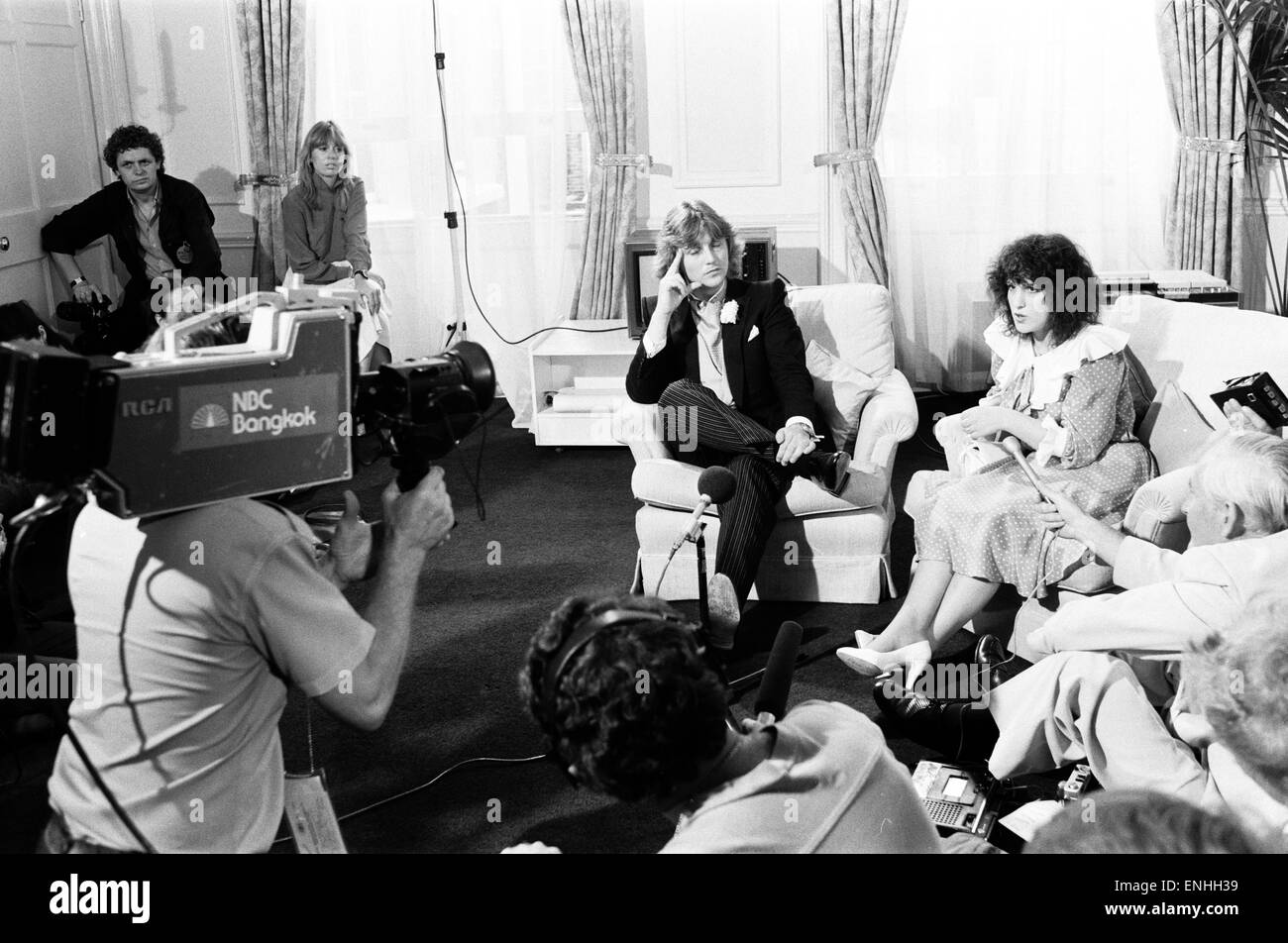 Giorno di nozze del principe Charles e Lady Diana Spencer, 29 luglio 1981. Nella foto: abito da sposa designer David & Elizabeth Emanuel vengono intervistati dalla stampa internazionale. Foto Stock