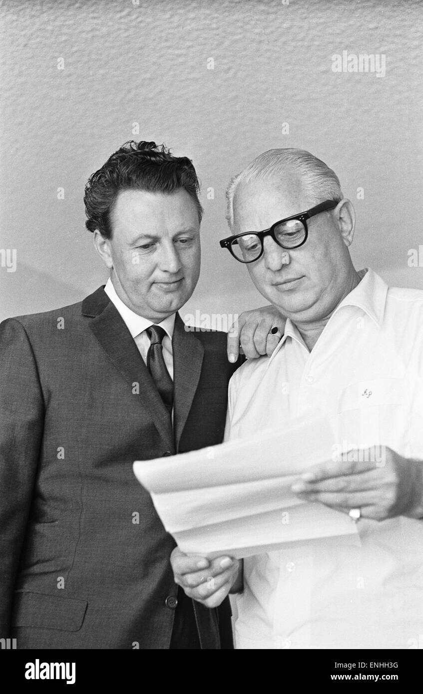 Denis Loraine e Abe Phillips, suo bail bondsman, a Los Angeles, Stati Uniti d'America, 10 agosto 1965. Foto Stock