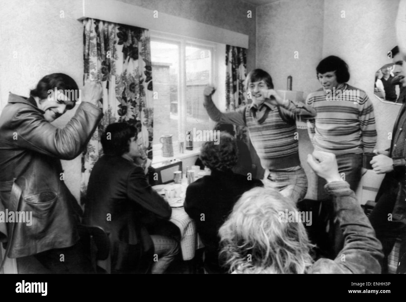 Leeds United giocatori festeggiare dopo aver udito la FA Cup semi-finale disegnare sulla radio in un bar vicino a Elland Road. l-r Norman Hunter, Peter Lorimer, Allan Clarke e Eddie grigio. Xx Marzo 1973. Foto Stock