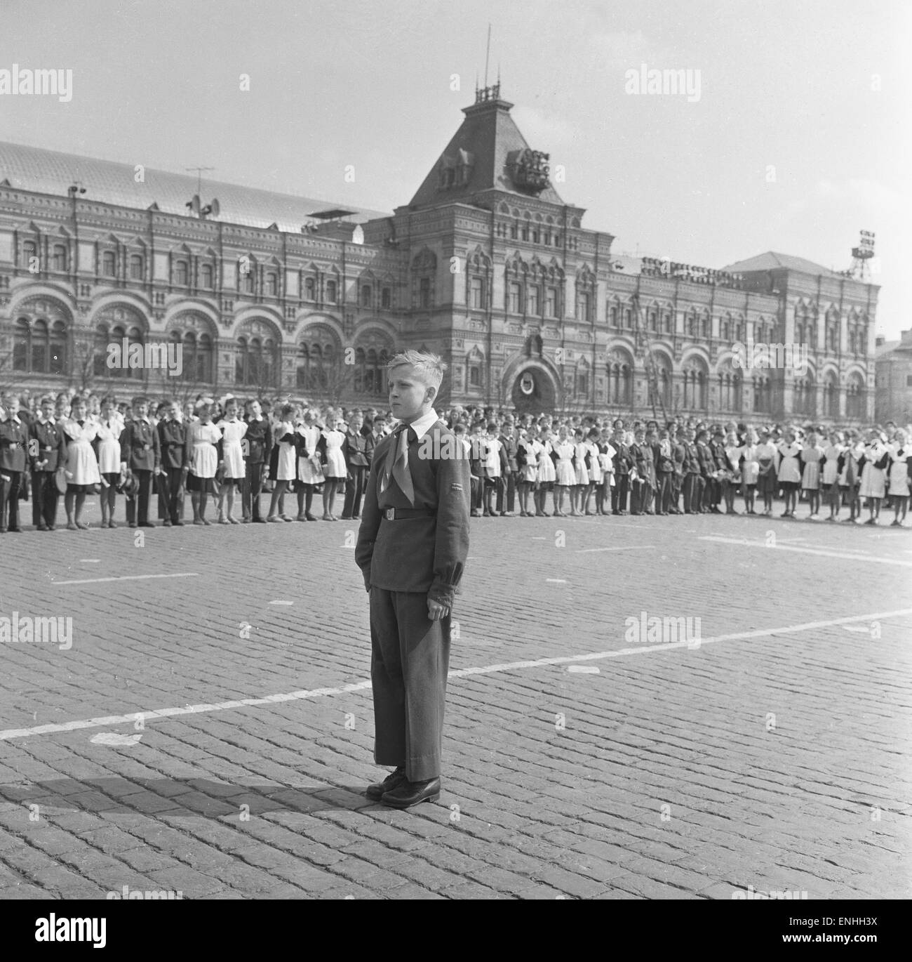 Scolari visto qui nella Piazza Rossa di Mosca a seguito di una visita alla tomba di Lenin. 25 maggio 1960 Foto Stock