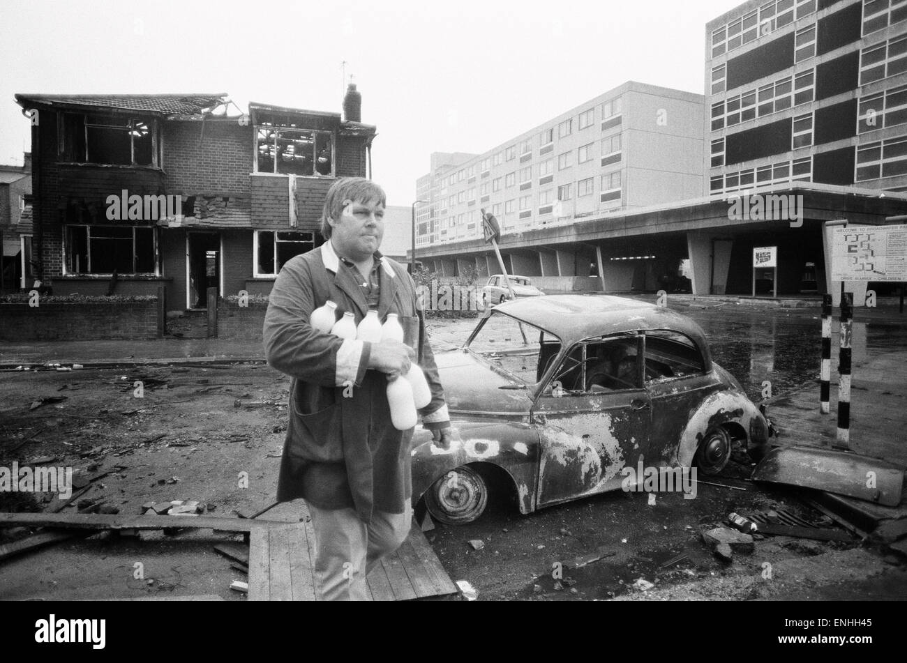 Conseguenze degli scontri che scoppiò nella Broadwater fattoria in Tottenham, a nord di Londra. La sommossa iniziata il giorno dopo il residente locale Cynthia Jarrett morì durante un disturbo e la polizia ha cercato la sua casa. Immagine mostra lattaio Michael Edwards Foto Stock