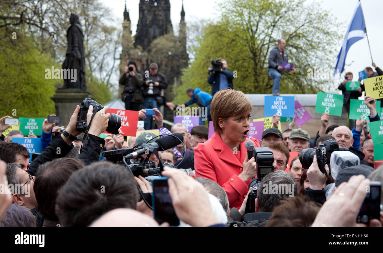 Leader del partito braves il dreich meteo scozzese con i sostenitori di tenere una bancarella di strada evento presso il Tumulo Edimburgo a parlare con gli elettori circa i SNP alternativa di austerità il giorno prima delle elezioni generali. Foto Stock