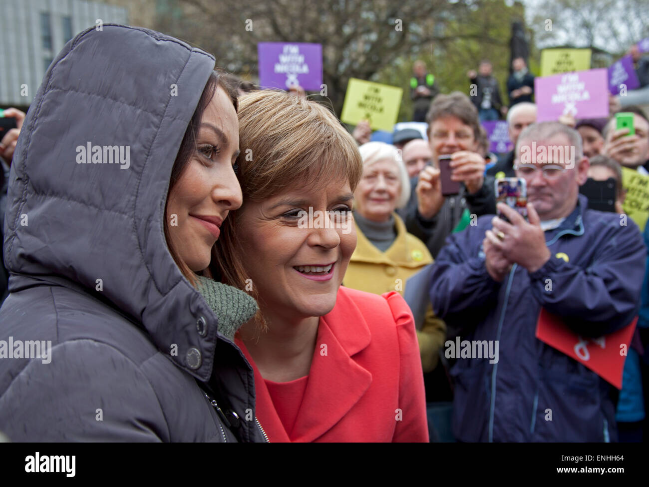 Leader del partito braves il dreich meteo scozzese con i sostenitori di tenere una bancarella di strada evento presso il Tumulo Edimburgo a parlare con gli elettori circa i SNP alternativa di austerità il giorno prima delle elezioni generali. Foto Stock