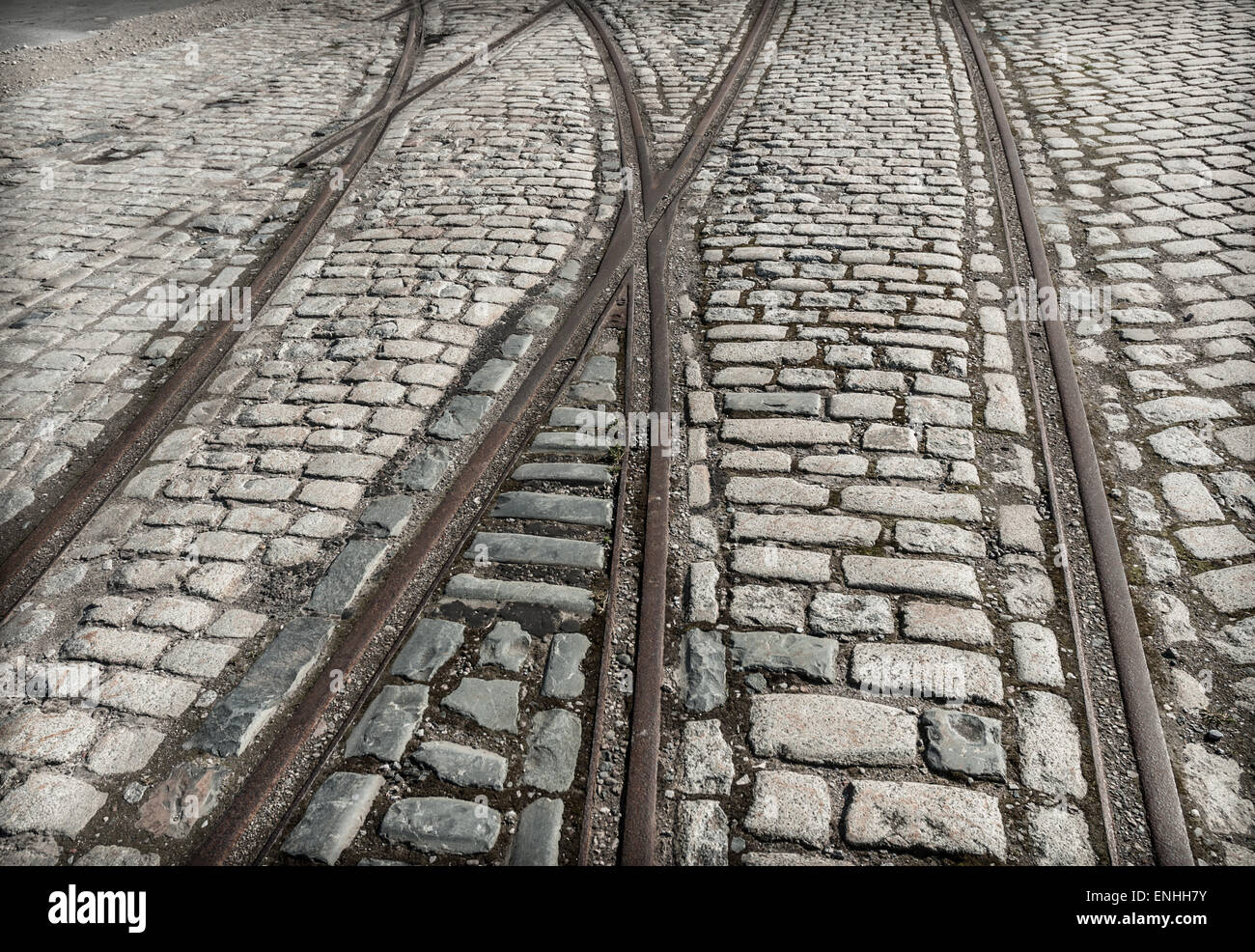 Vecchie linee guida sul lastricato della strada in superficie ad una dock liverpool. Foto Stock