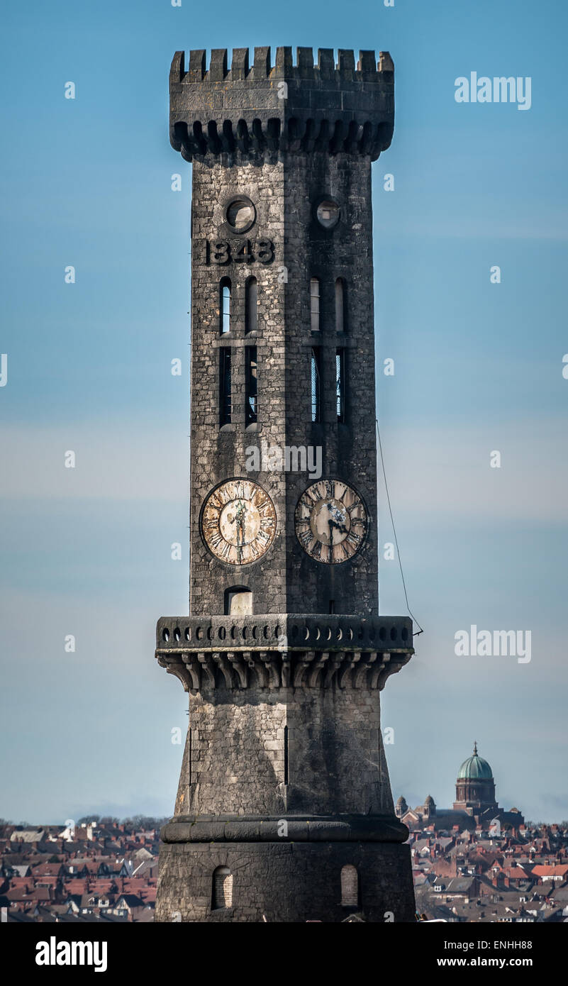 Victoria Tower è un Grade II Revival gotico su sei lati di clock tower si trova a fianco di Salisbury Dock in Liverpool Foto Stock