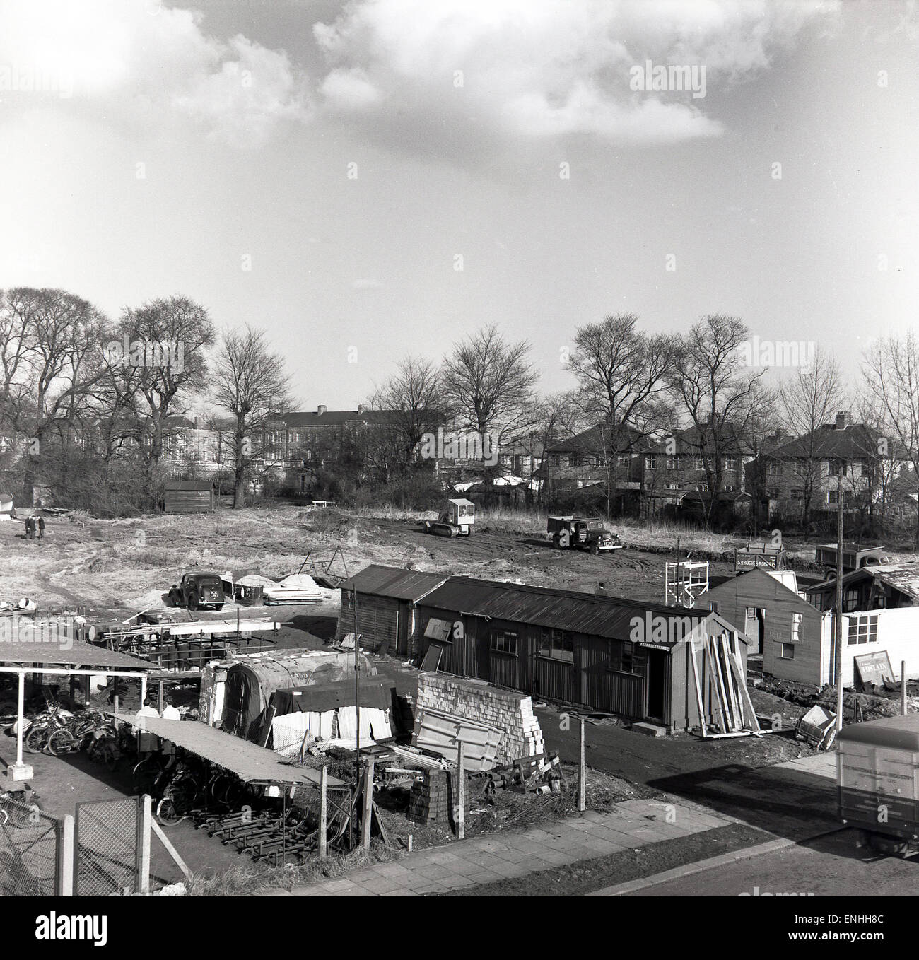 Storico degli anni cinquanta, un cantiere edile, un appezzamento di terra essendo preparato e livellati per il nuovo alloggiamento. Foto Stock