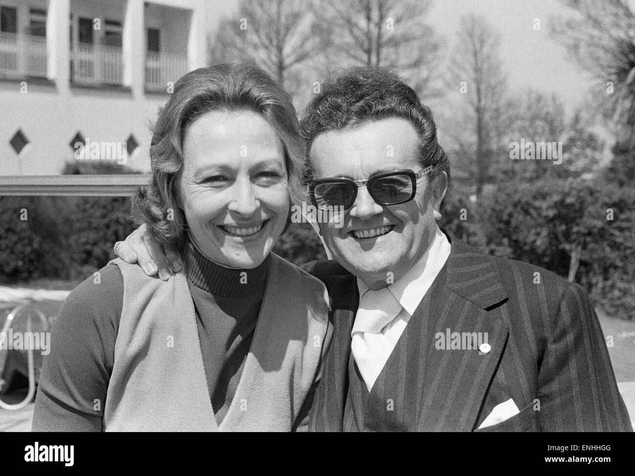 Musicista britannico Ronnie Ronalde nella foto al di fuori del suo hotel a St Martin Guernsey con sua moglie Rosemarie. 14 maggio 1978. Foto Stock