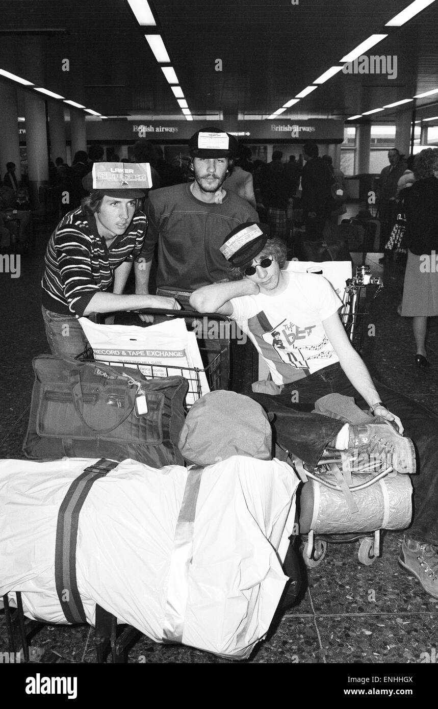 Le scene all'aeroporto di Gatwick di Londra il giorno che Laker Airways è andato busto. USA gli studenti con 'Laker' sui loro cappellotti. 5 febbraio 1982. Foto Stock