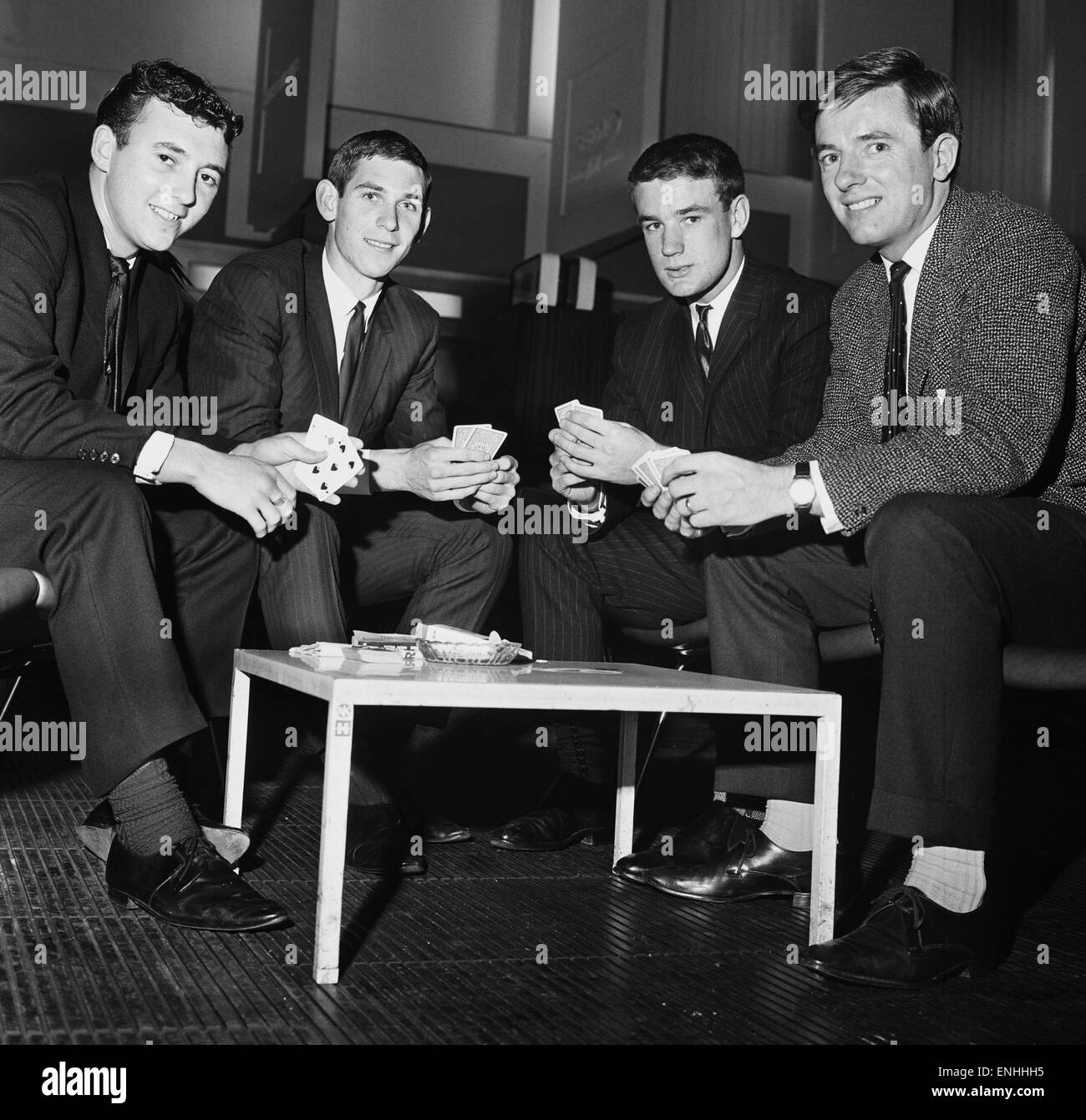 Everton giocatori relax a Ringway Airport, Manchester, mentre si attende per il loro piano di volare a Italia davanti della Coppa europea di turno preliminare della seconda gamba match contro l'Inter. Nella foto a sinistra a destra: Roy Parnell, Barry Rees, Colin Harvey e Ji Foto Stock