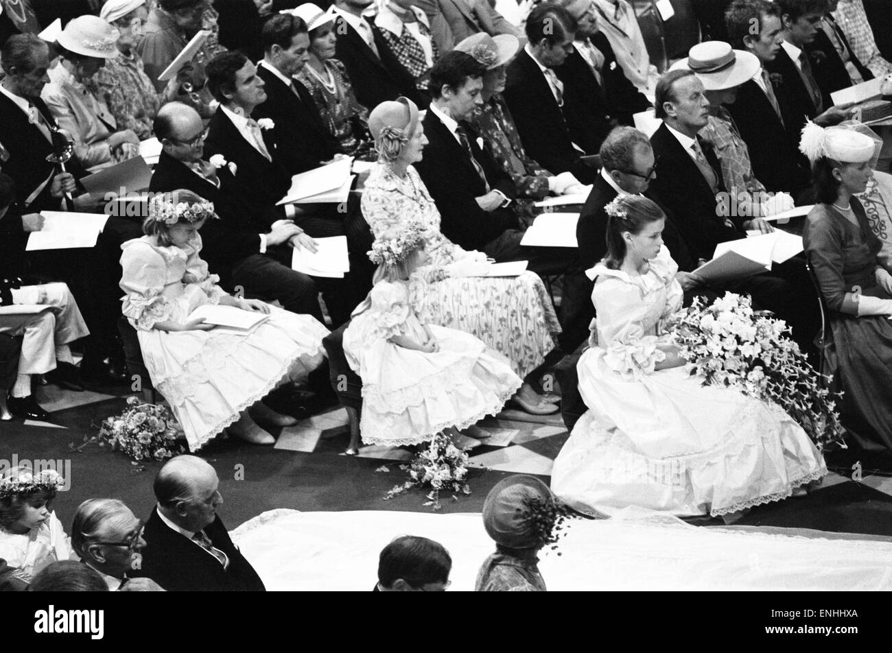 Giorno di nozze del principe Charles e Lady Diana Spencer, 29 luglio 1981. Nella foto: assistenti nuziale presso la Cattedrale di St Paul, a destra la signora Sarah Armstrong-Jones (età 17) Foto Stock