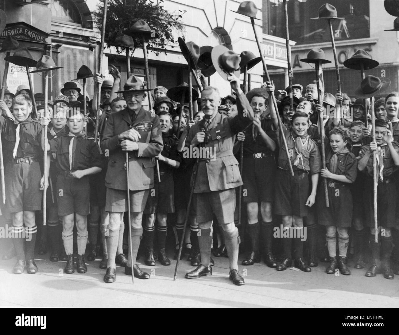 Lord Robert Baden-Powell, fondatore del Movimento Scout, inspoecting un folto gruppo di boy scout al di fuori di Chiswick Empire Theatre, circa 1920. Foto Stock
