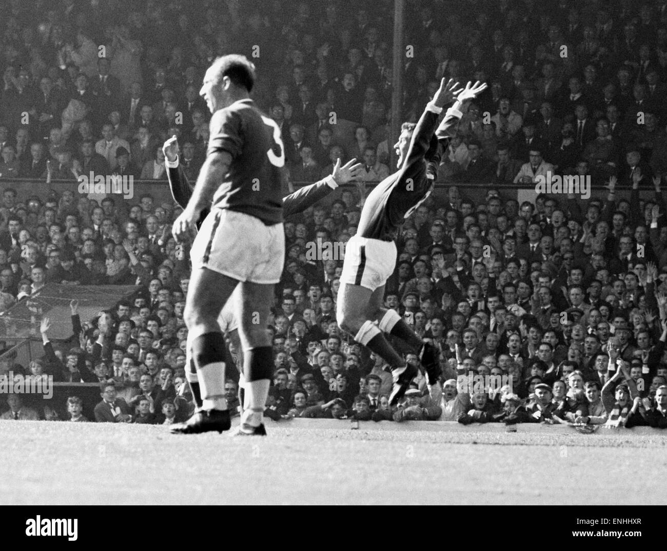 English League Division One corrispondono ad Anfield. Liverpool 0 v Everton 4. Everton's Colin Harvey festeggia un goal sul suo debutto derby, il terzo in un 4-0 ad Anfield. 19 settembre 1964. Foto Stock