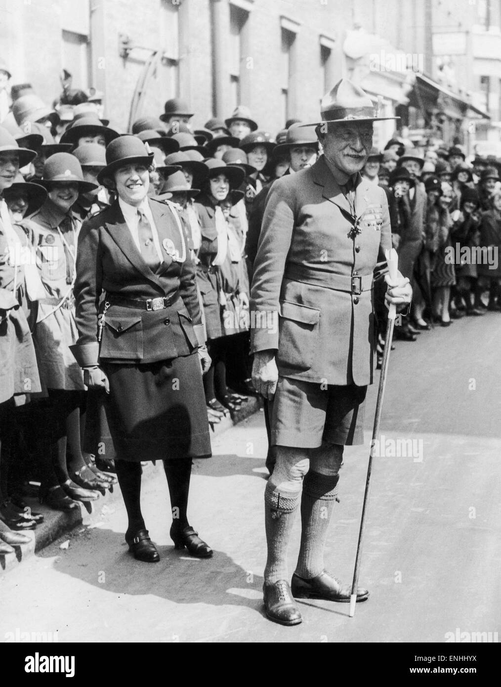 Lord Robert Baden-Powell, fondatore del Movimento Scout, a partecipare a una cerimonia dove la Principessa Maria di cui una pietra di fondazione presso la sede centrale di Londra Girl Guides. Circa 1929. Foto Stock