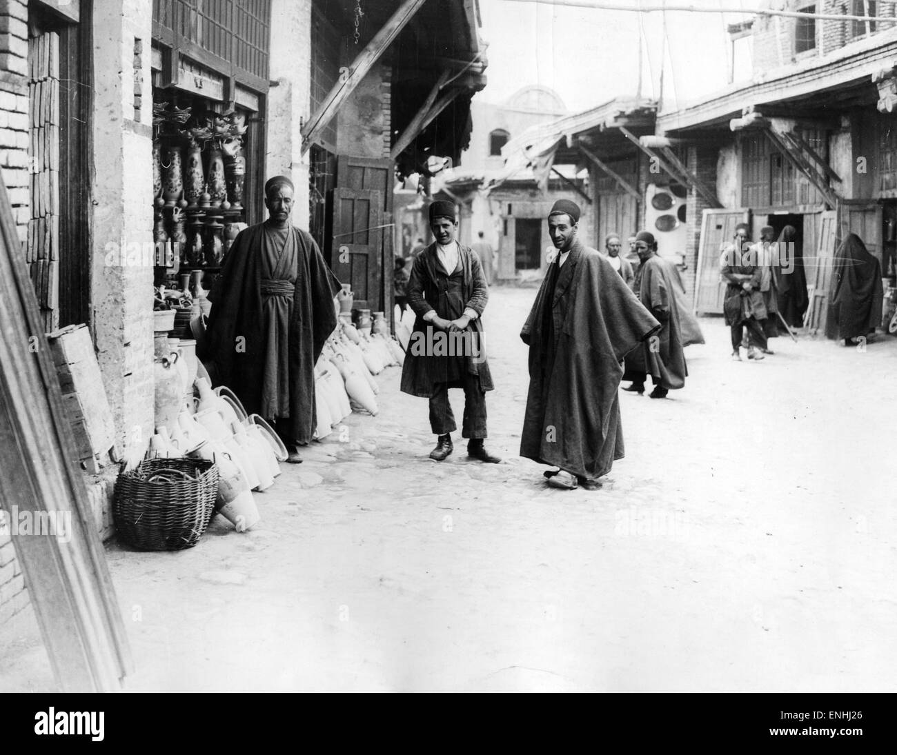 A vasai shop in Hamadan, la città capitale di Hamadan provincia dell'Iran. Circa 1926. Hamadan è creduto per essere tra le più antiche città iraniana e una delle più antiche del mondo. Foto Stock