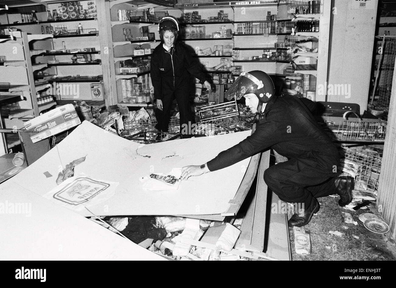 Conseguenze degli scontri che scoppiò nella Broadwater fattoria in Tottenham, a nord di Londra. La sommossa iniziata il giorno dopo il residente locale Cynthia Jarrett morì durante un disturbo e la polizia ha cercato la sua casa. La figura mostra la polizia antisommossa ispezione t Foto Stock