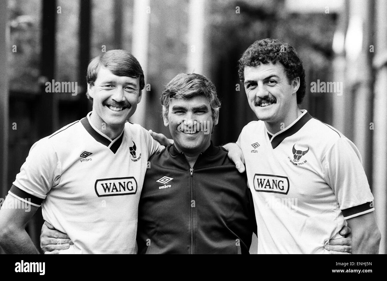 Oxford United calciatori Malcolm Shotten (sinistra) e Gary Briggs (a destra) pone con il nuovo manager Maurice Evans durante un pre stagione photocall, come il team a prepararsi per una stagione in prima divisione dopo la precedente stagione di Seconda Divisione titolo successo Foto Stock