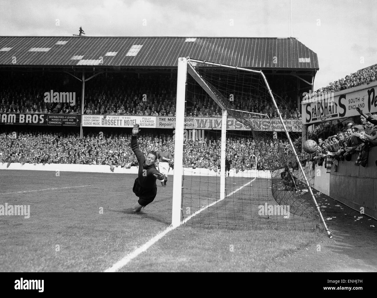 English League Division due corrispondono alla Dell. Southampton 1 v Everton 0. Everton portiere Ted Sagar in azione durante la partita durante un attacco di santi. Il 18 agosto 1951. Foto Stock