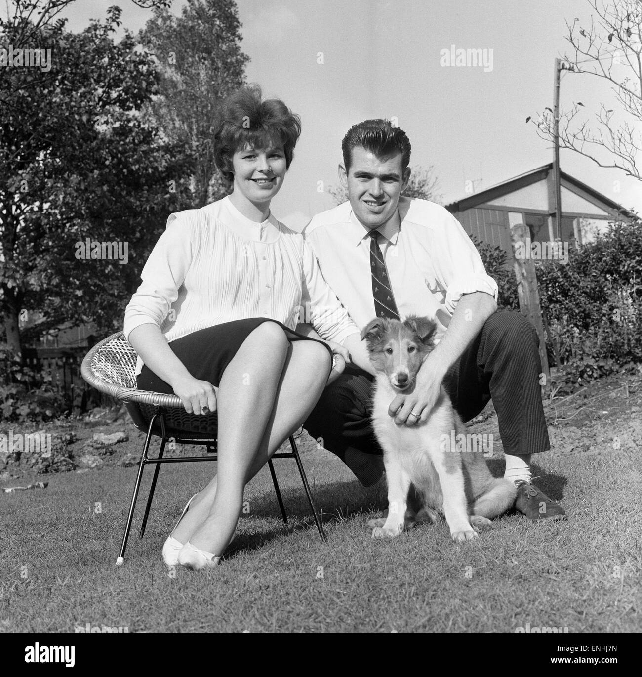 John Connelly, Burnley FC, nella foto a casa con la moglie Sandra & cane dopo essere stati selezionati per l'Inghilterra, 5 ottobre 1961. Foto Stock