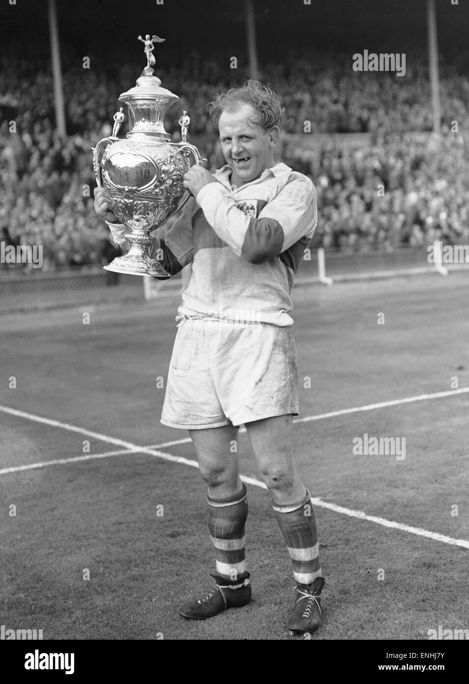 Alan Prescott il St Helens capitano visto qui in festa dopo il suo team 13 - 2 vittoria su Halifax seguendo il Rugby League Cup finale a Wembley. Il 28 aprile 1956 Foto Stock