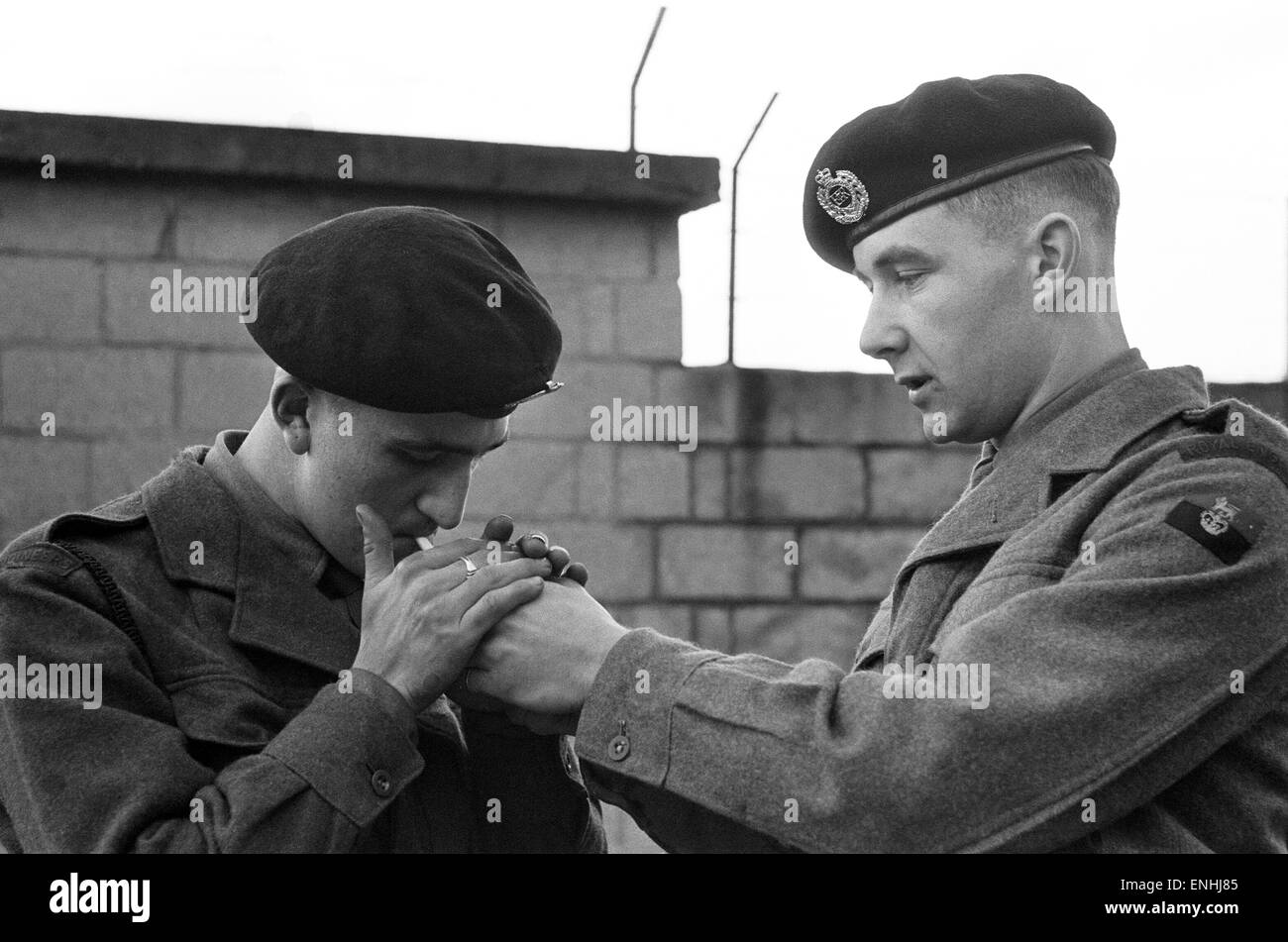 Due giovani soldati presso i Royal Engineers il reclutamento di regime in Giillingham nel Kent, 27 ottobre 1960. Foto Stock