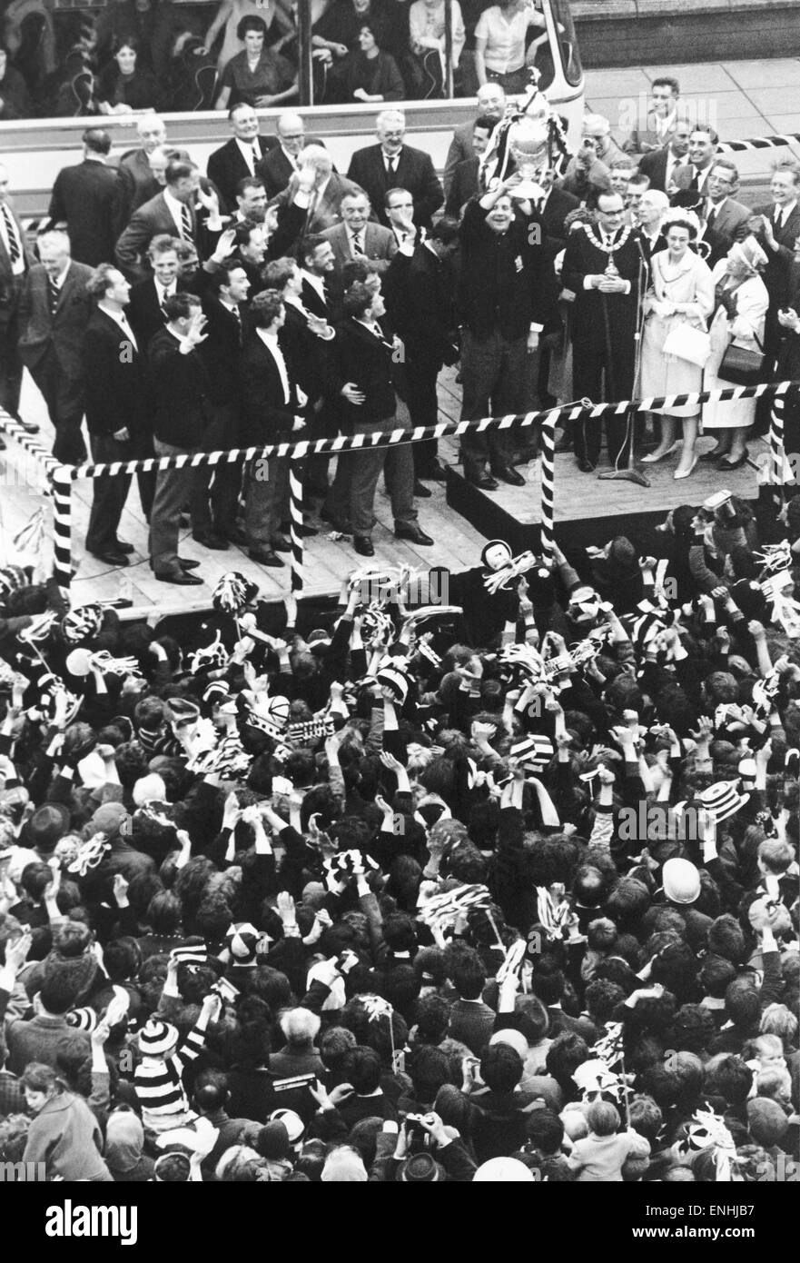 Frank Collier detiene la coppa aloft durante la Civic reception per il team di Widnes per celebrare il loro Rugby League Cup Final win over Hull Kingston Rovers . 11 Maggio 1964 Foto Stock