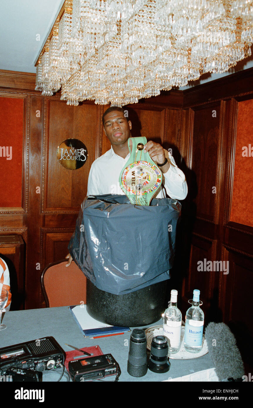 Riddick Bowe Boxer indiscusso il World Heavyweight Championship mette la  sua cintura WBC nel bidone della spazzatura in occasione di una conferenza  stampa a Londra Foto stock - Alamy