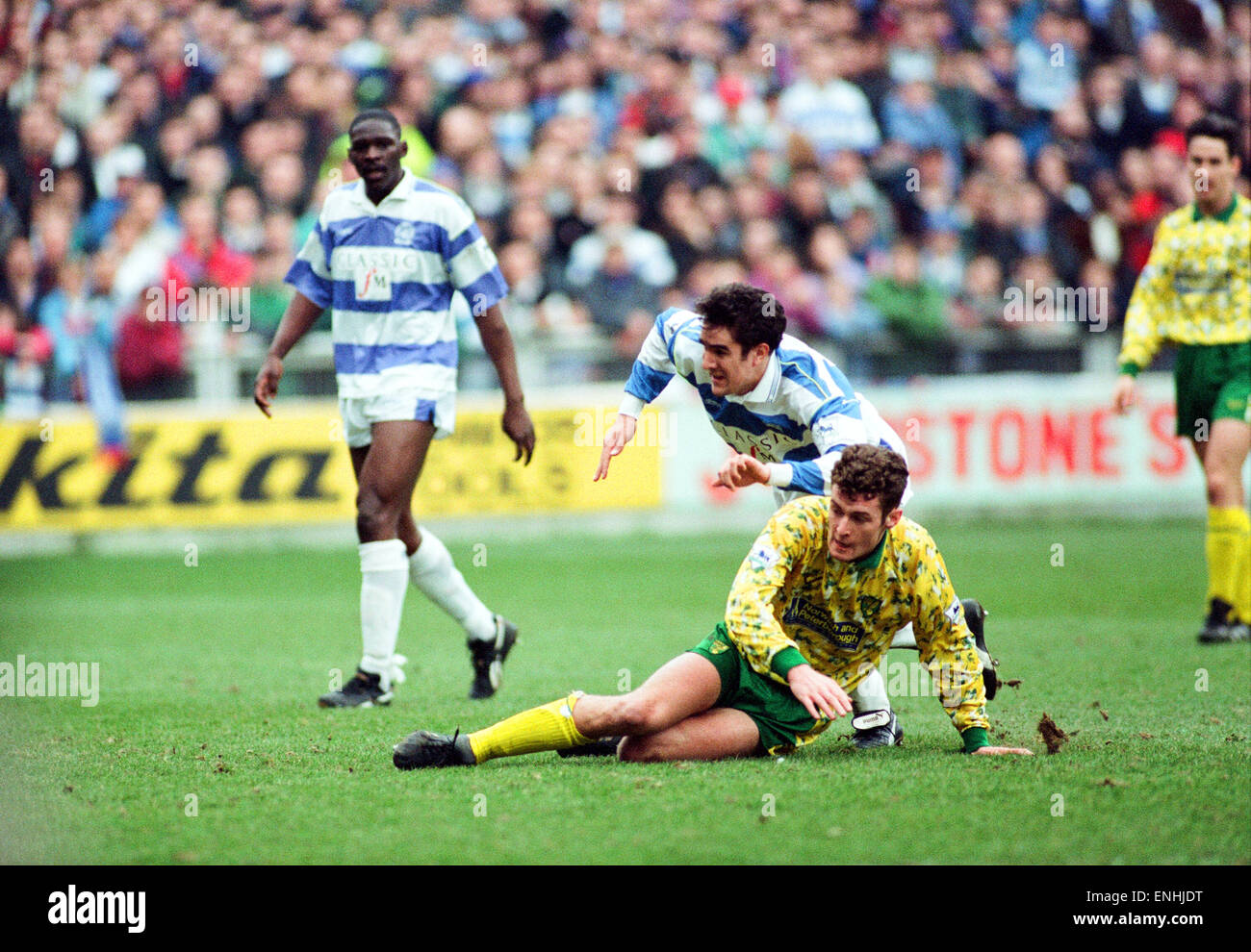 QPR v Norwich, league a Loftus Road, sabato 6 marzo 1993. Norwich's Chris Sutton in azione. Punteggio finale: QPR 3-1 Norwich Foto Stock