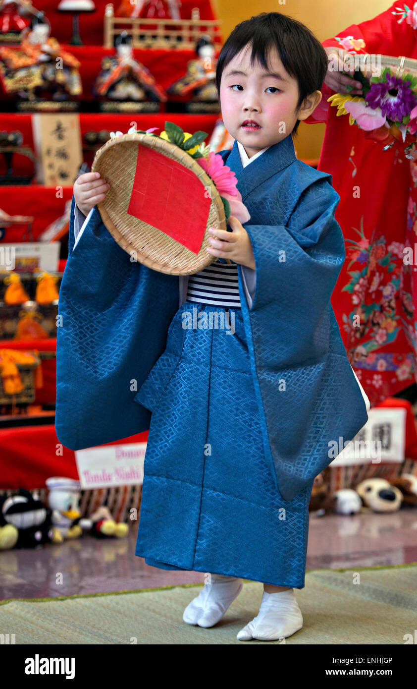 Una giovane ragazza giapponese si è vestita in kimono tradizionali durante il Hinamatsuri o Hina Doll Festival presso il Shinnanyo Centro Fureai Marzo 7, 2015 in Shunan City, Giappone. Il festival è un giorno in giappone quando i genitori celebrare la loro figlia e la felicità, la crescita e la buona salute. Foto Stock